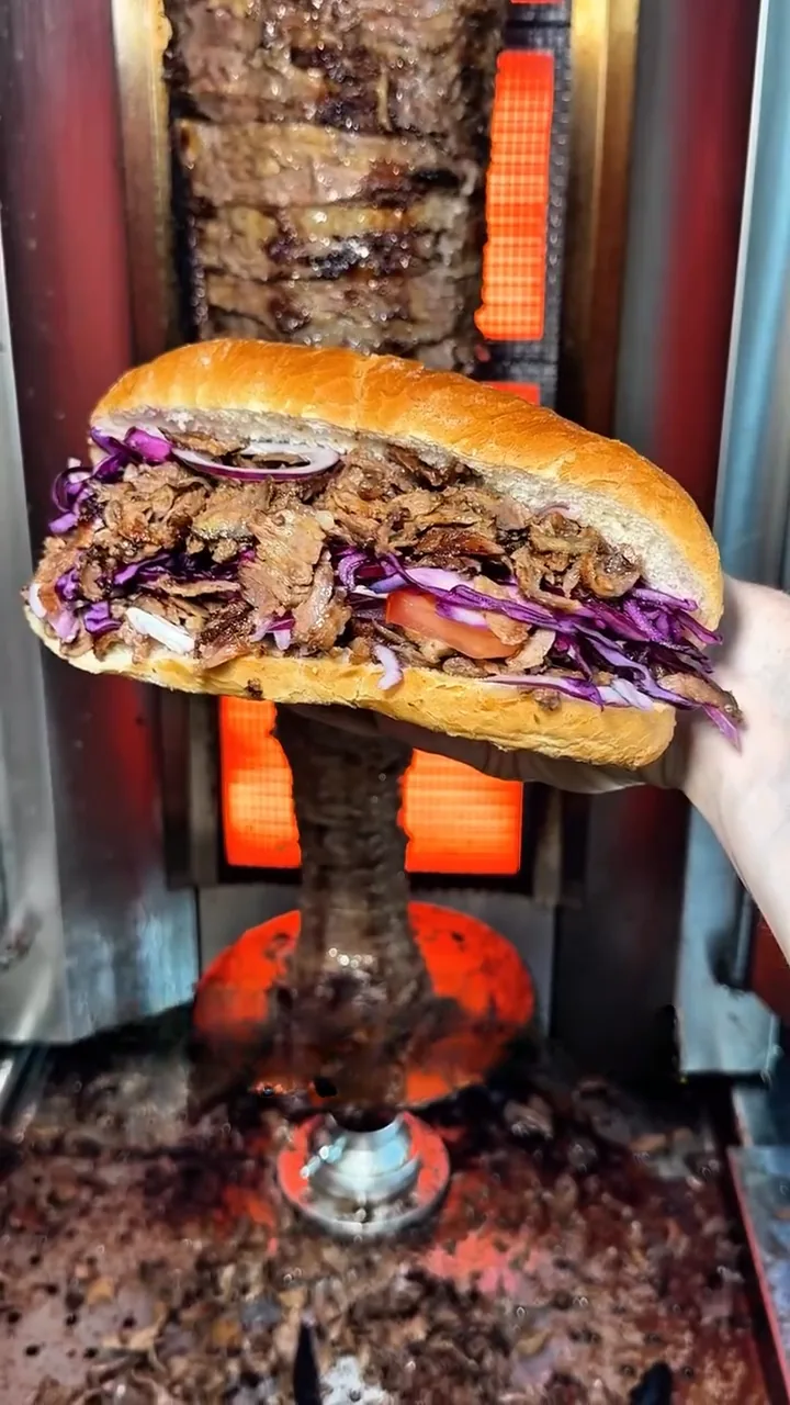 Döner Sandwich mit frischem Salat und Fleisch vom Spieß bei CHILLS in Rastatt
